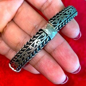 Pretty Twist Detail Chunky Statement Stretch Bracelet Silvertone with Black